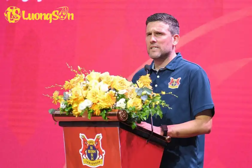 HLV Gerard Albadalejo hạnh phúc với chiến thắng đầu tiên tại V-League