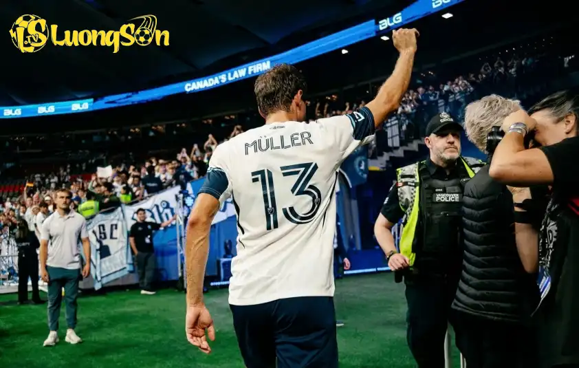 CĐV chào đón Muller một cách nồng nhiệt
